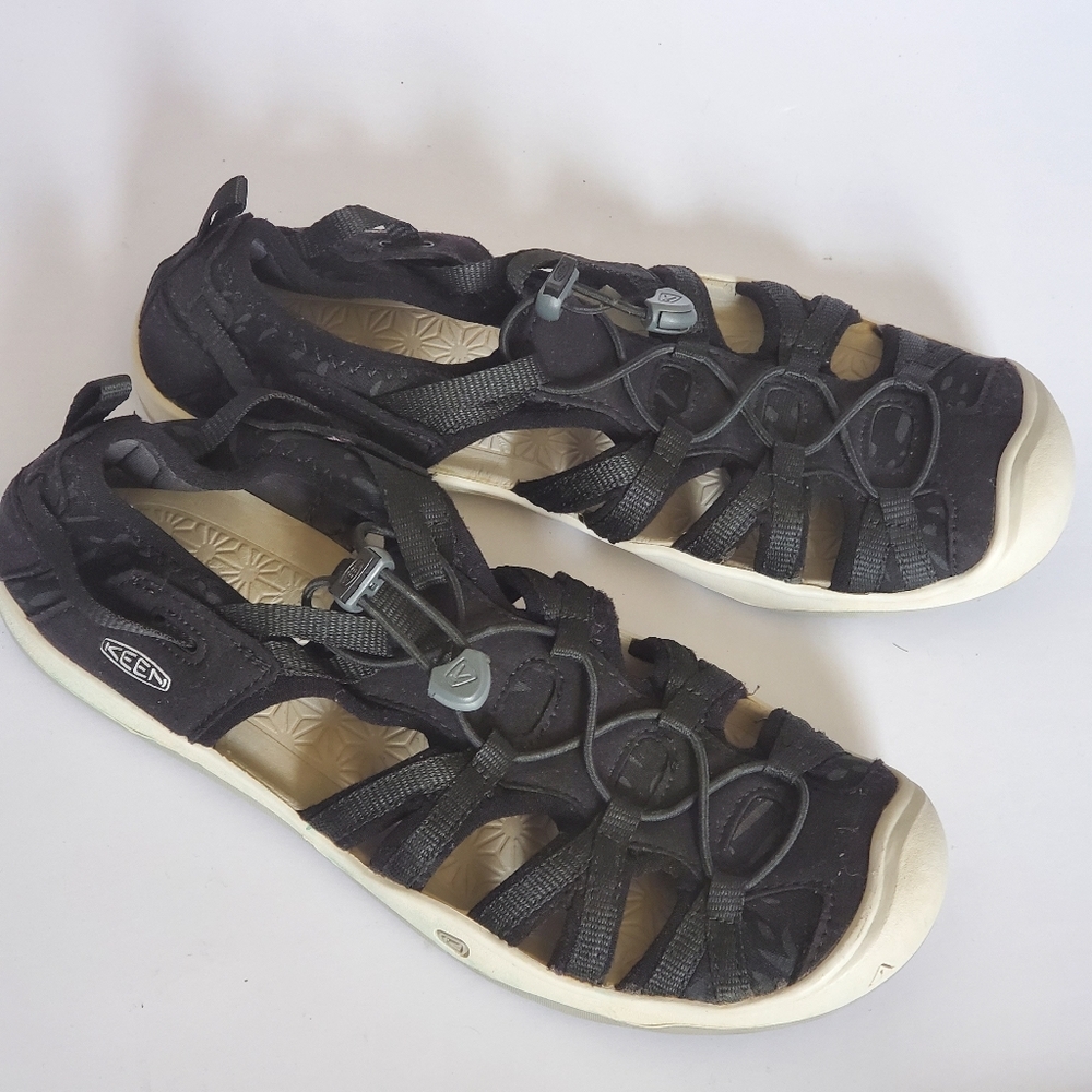 Keen women’s waterproof black slip on shoes Sz 6
